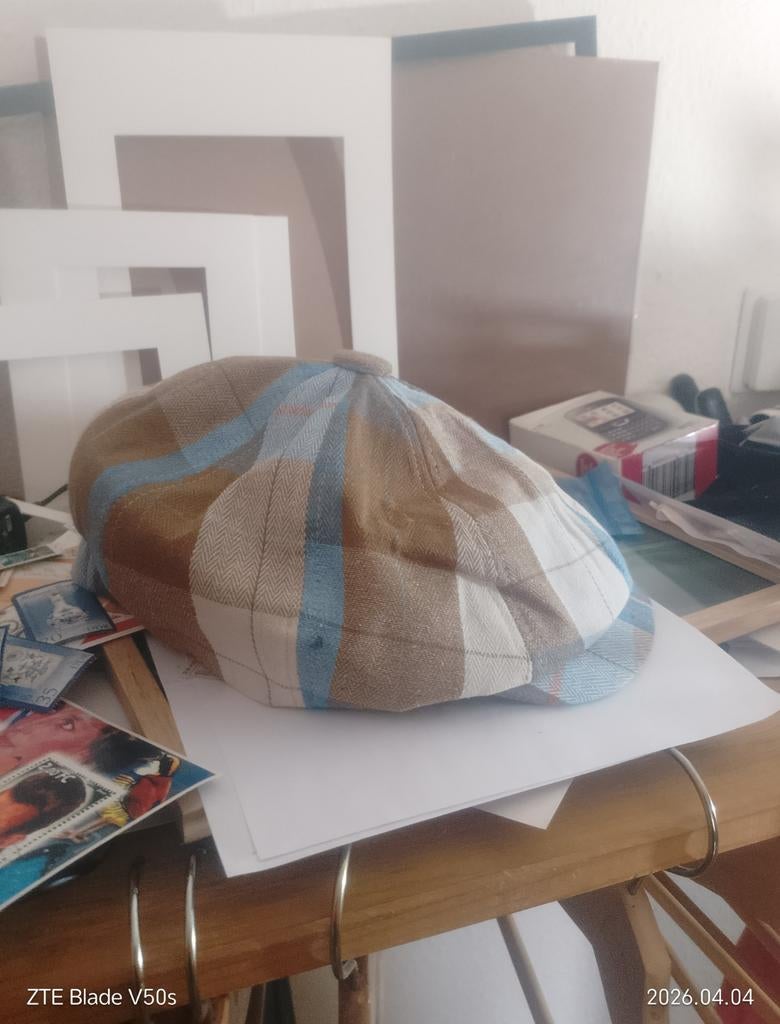 Pet Carré. Beige     55cm-59cm elastisch, Ophalen of Verzenden, Pet