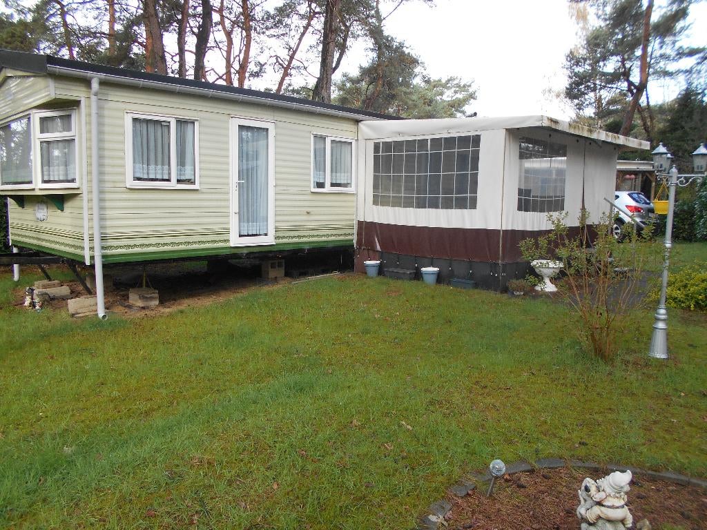 Wintervaste stacaravan met voortent en berghok Camping GT