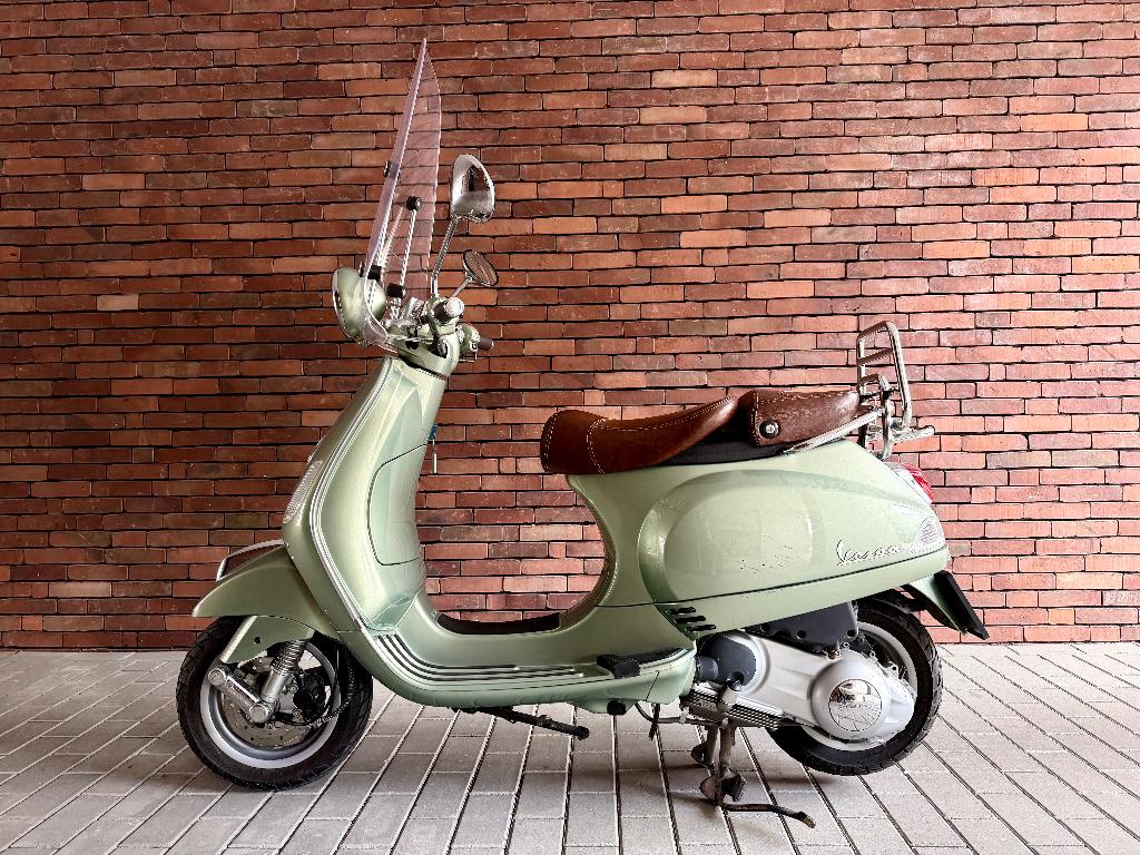 Vespa LXV 125 + 2 Vespa-helmen + Abus-slot + …, Fietsen en Brommers, Scooters | Vespa, Gebruikt, Vespa LXV, Benzine, Ophalen