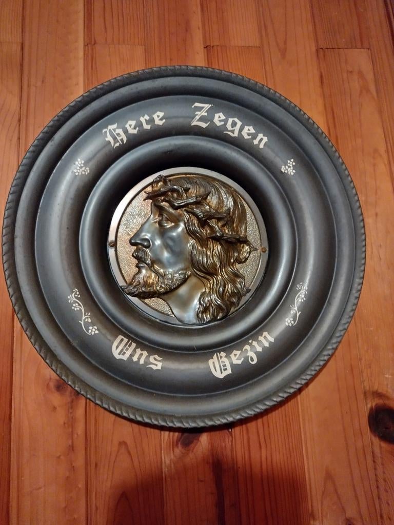 Assiette en étain, Enlèvement