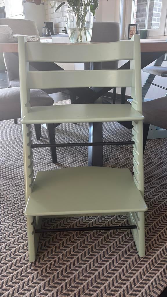 Tripp Trapp Stokke lichtgroen met kussentje, Kinderen en Baby's, Kinderstoelen, Ophalen, Zo goed als nieuw, Meegroeistoel, Aanschuifbaar