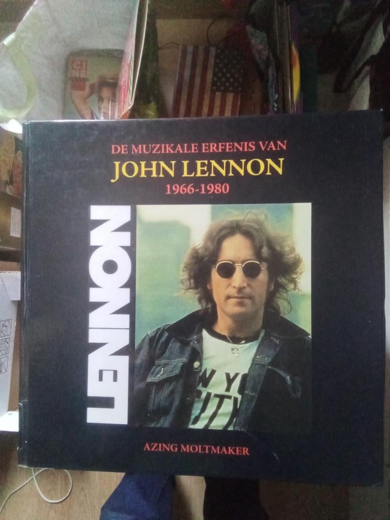 Boek over John Lennon, Ophalen of Verzenden