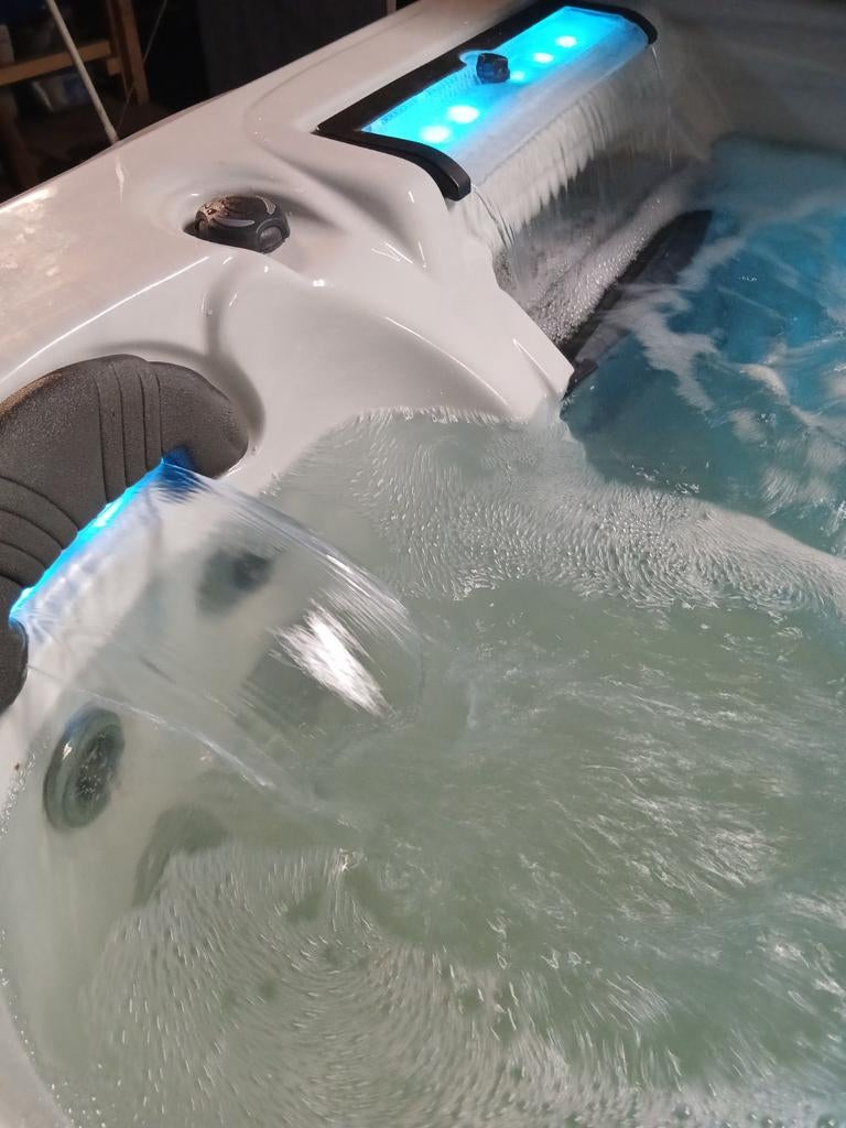 Jacuzzi 3 persoons gratis geleverd geplaatst, Verzenden