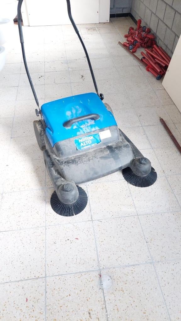 Veegmachine Nilfisk, Ophalen