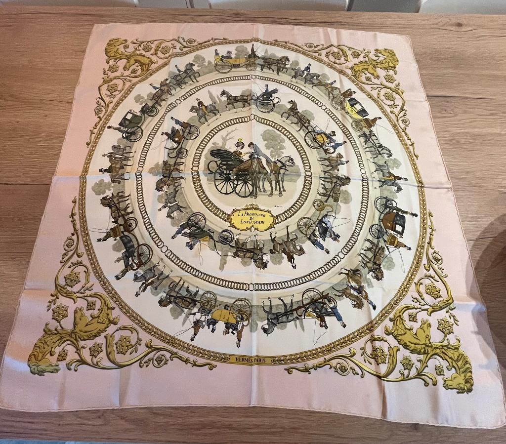 Carré Hermès La promenade de Longchamps, Hermès, Enlèvement, Porté