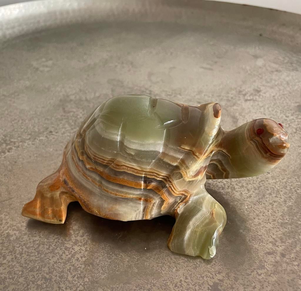 Halfgrote Schildpad in onyx/agaat. Rood glazen oogjes, Enlèvement ou Envoi, Comme neuf