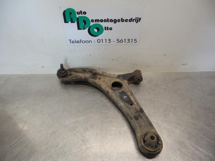 Draagarm links-voor van een Toyota Yaris (Yaris 1 00-), Gebruikt, -, -, Ophalen of Verzenden