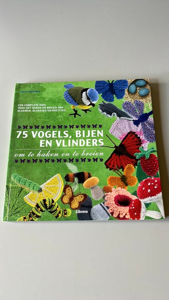 75 vogels bijen en vlinders haken en breien, Hobby en Vrije tijd, Ophalen of Verzenden, Zo goed als nieuw, Breien