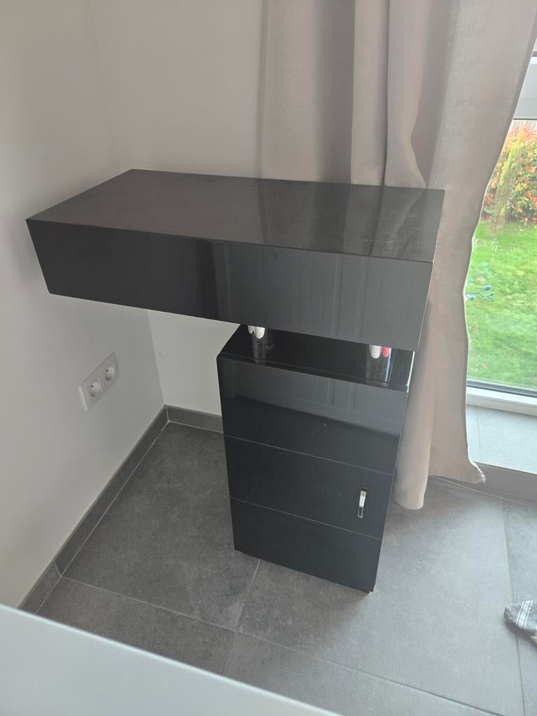 Gelakte tafel voor computer of gewoon., Ophalen