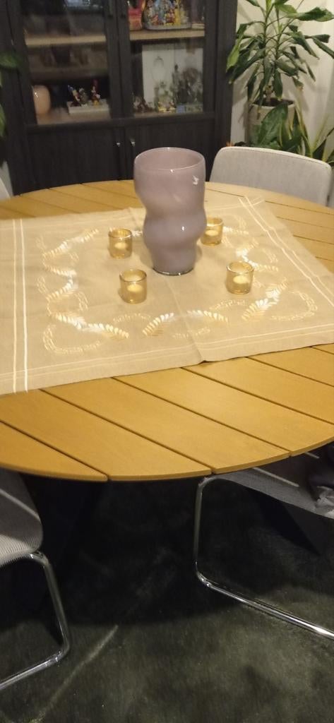 Table ronde de 140 cm plus 4 chaises, Enlèvement