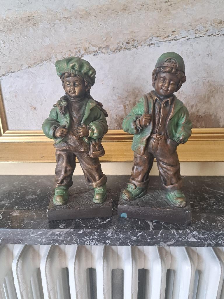 2 beeldjes jongen en meisje getekend en genummerd, Ophalen of Verzenden, Gebruikt, Mens