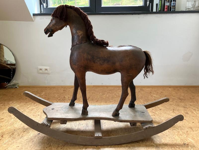 Ancien cheval à bascule – milieu XXe S, Enlèvement