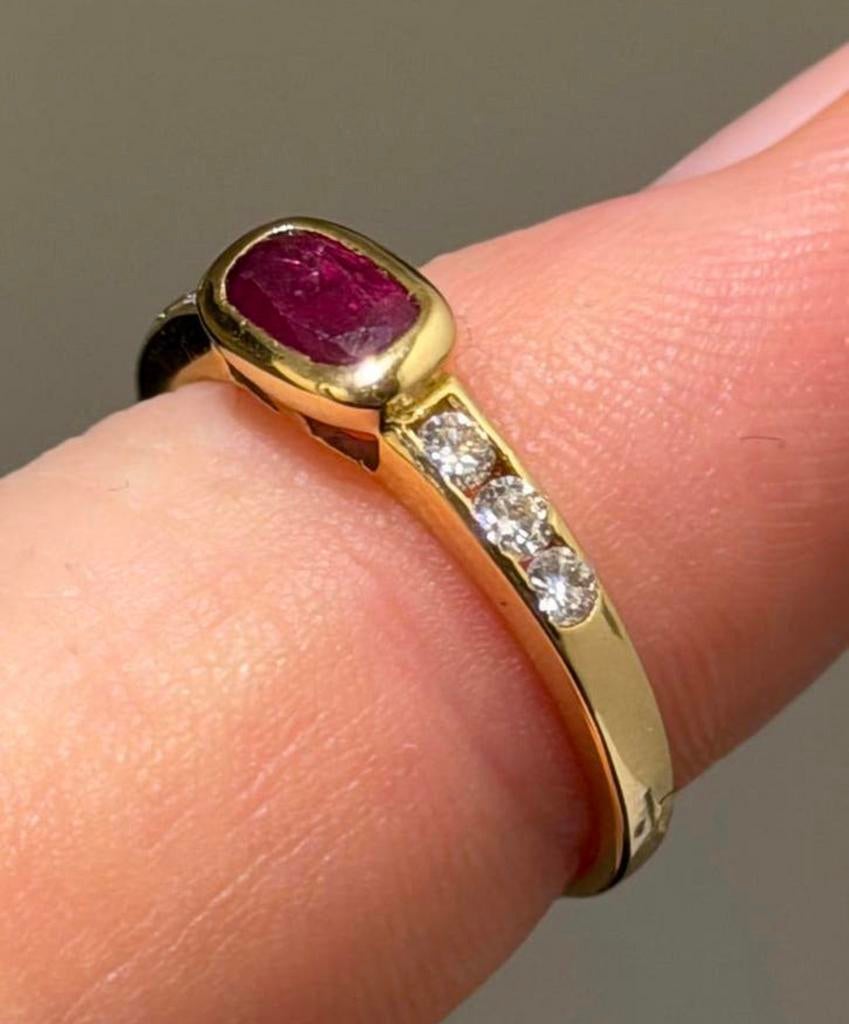 18 karaat gouden ring met robijn en natuurlijke diamanten!, Handtassen en Accessoires, Ringen, 18 tot 19, Geel, Ophalen of Verzenden