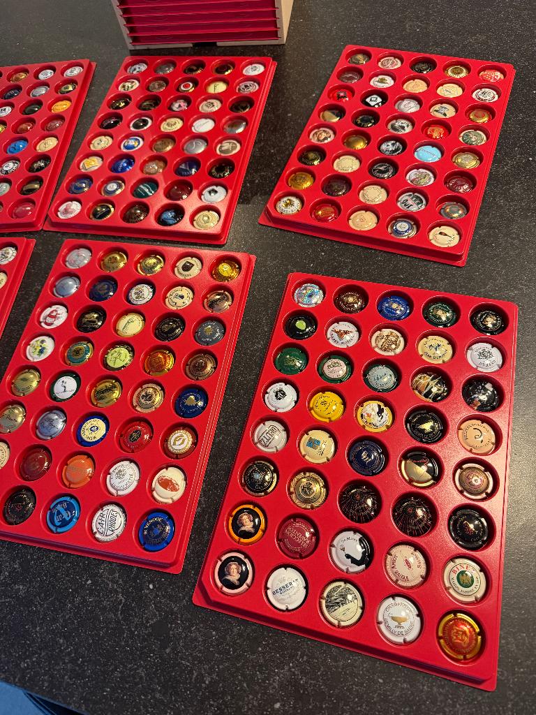 Verzamelkist + champagne capsules, Enlèvement ou Envoi