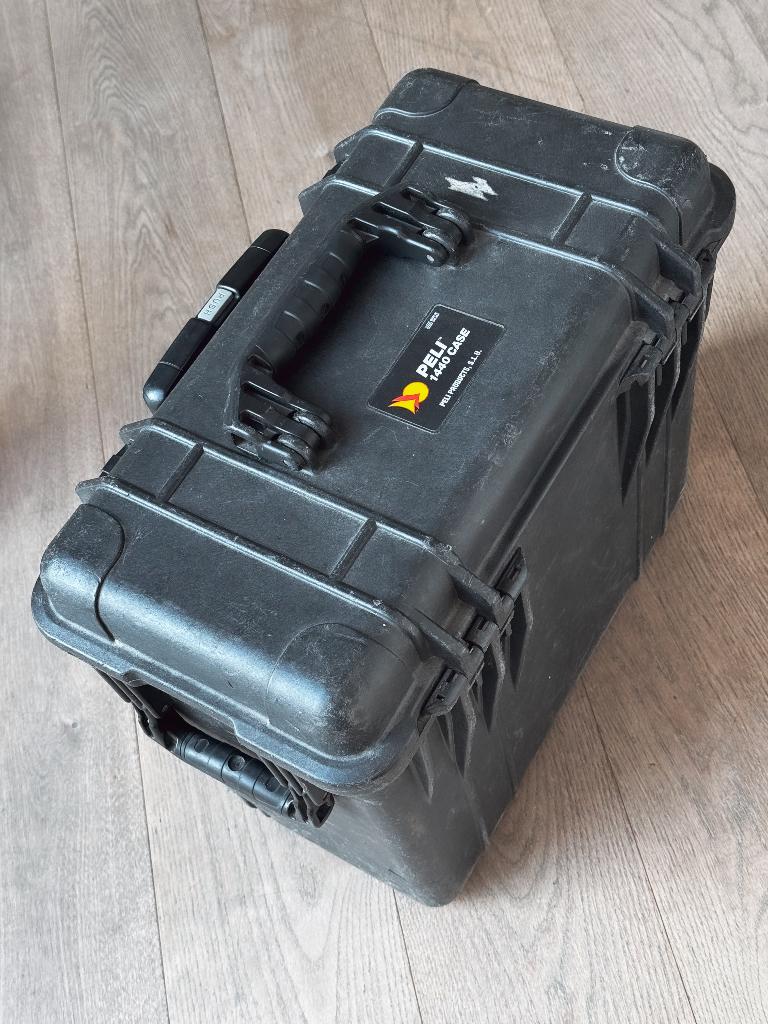 Pelicase, Ophalen
