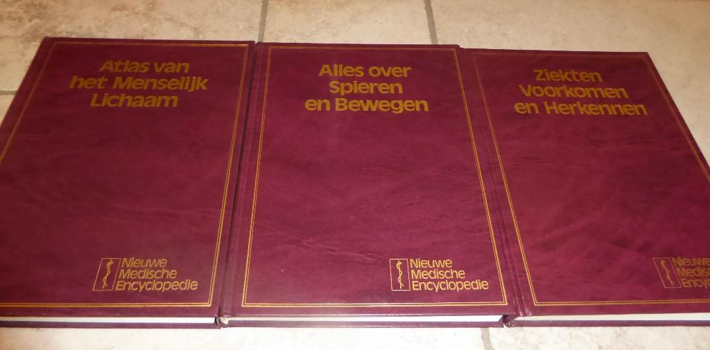 Nieuwe Medische Encyclopedie/ 3 boeken, Boeken, Encyclopedieën, Ophalen of Verzenden, Zo goed als nieuw