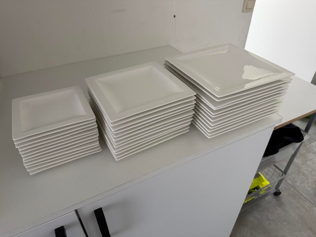 Assiettes carrées blanches, Maison & Meubles, Enlèvement, Assiettes(s)