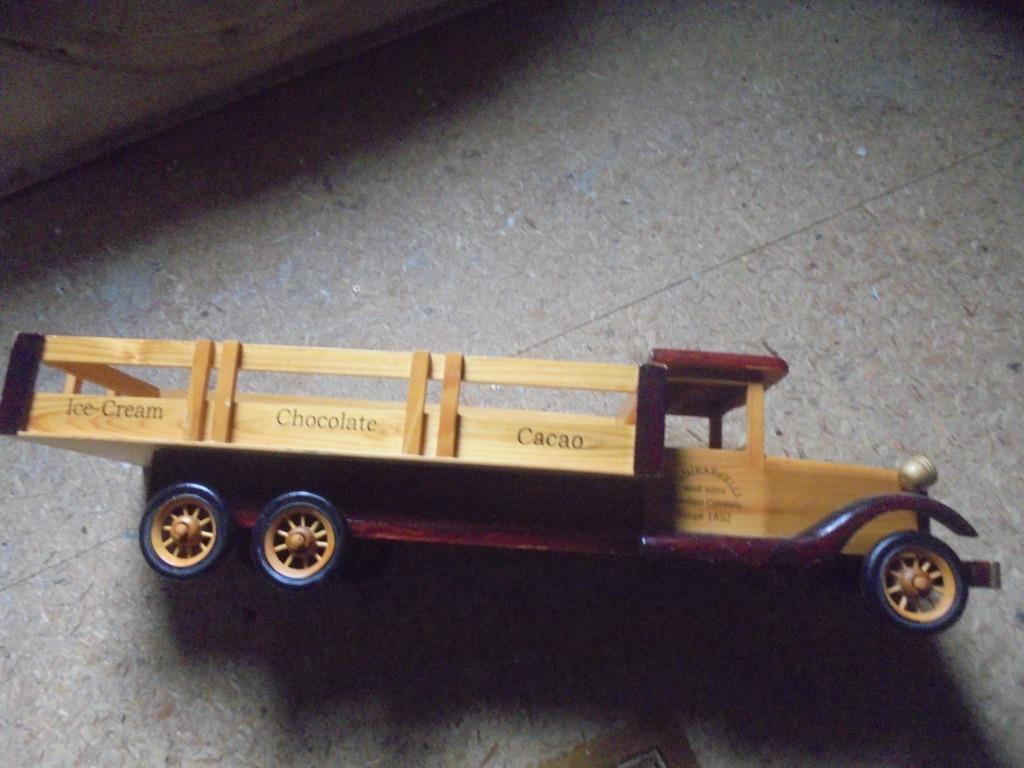 houten model vrachtwagen oldtimer (lengte 75 cm), Ophalen of Verzenden, Gebruikt, Geboortebord