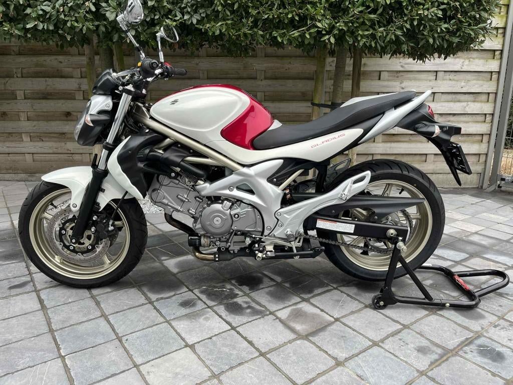 suzuki gladius 650cc **originele staat ** 11000km **, 2 cilinders, Motorrijbewijs A, Bedrijf, Meer dan 35 kW