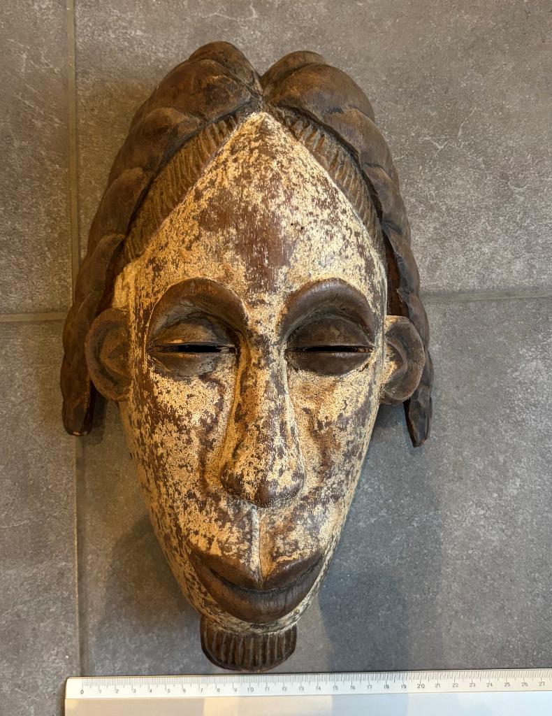 Masque africain en bois, Enlèvement ou Envoi