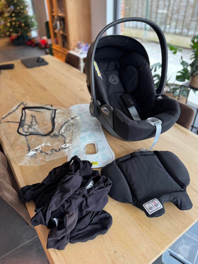 Complete Z-set Cybex (2 stoeltjes + isofix + accessoires), 0 t/m 18 kg, Zo goed als nieuw, Ophalen, Overige merken