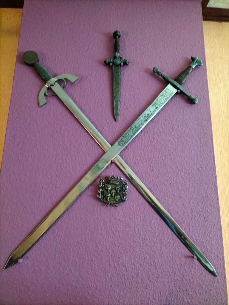 Deux sabres un poignard et un écusson, Enlèvement