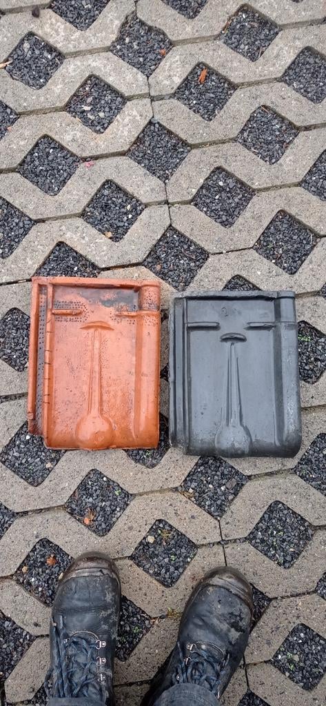 Dakpannen kruis pannen 300 rood en 500 zwart, Ophalen, Zo goed als nieuw