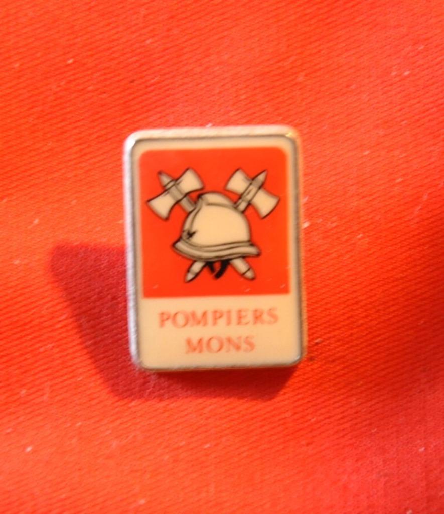 pin's pompier de mons, Collections, Broches, Pins & Badges, Enlèvement ou Envoi, Comme neuf, Autres sujets/thèmes, Insigne ou Pin's