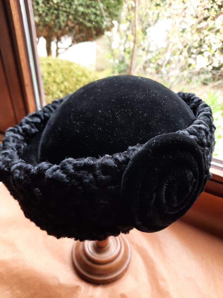 Baret hoedje afgemaakt met astrakan schapenwol ÷/- 1950, Kleding | Dames, Ophalen of Verzenden