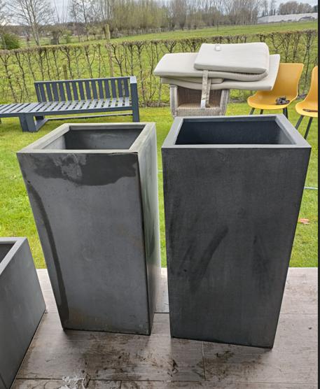 2 hoge vierkantige bloembakken voor de tuin, Tuin en Terras, Ophalen, Overige materialen, Gebruikt, Minder dan 60 cm