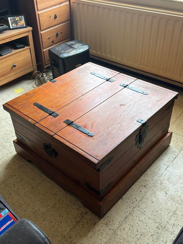 Table coffre en bois sur roulettes, Enlèvement, Utilisé