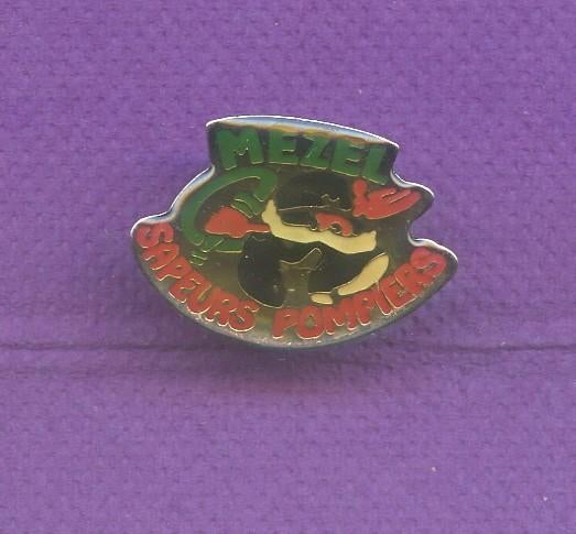 pins pompier mezel Alpes de Haute Provence T164, Collections, Envoi, Comme neuf, Autres sujets/thèmes, Insigne ou Pin's