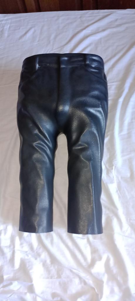 Pantalon en plastique rigide poupée,marionnette ou décor, Enlèvement ou Envoi