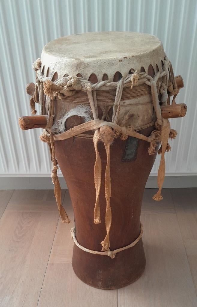 Handgemaakte traditionele West-Afrikaanse djembé, Muziek en Instrumenten, Percussie, Ophalen of Verzenden, Gebruikt, Trommel
