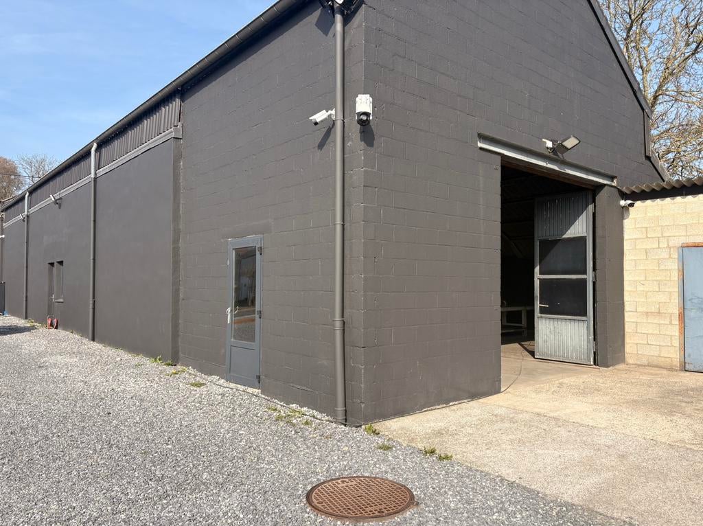 Entrepôt à louer  a 5190 atelier mecanique plus 2+ 2 garages, Province de Namur