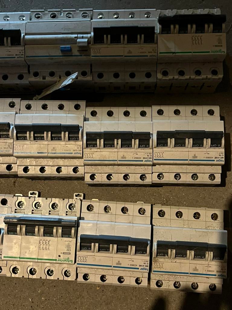 18x 4-polige zekeringen — Hager & Schneider, Hobby en Vrije tijd, Elektronica-componenten, Zo goed als nieuw, Ophalen