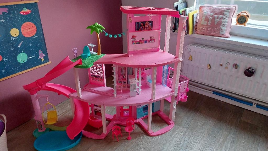 Barbie dreamhouse incl 6 Barbies & attributen, Enlèvement, Comme neuf, Maison de poupées