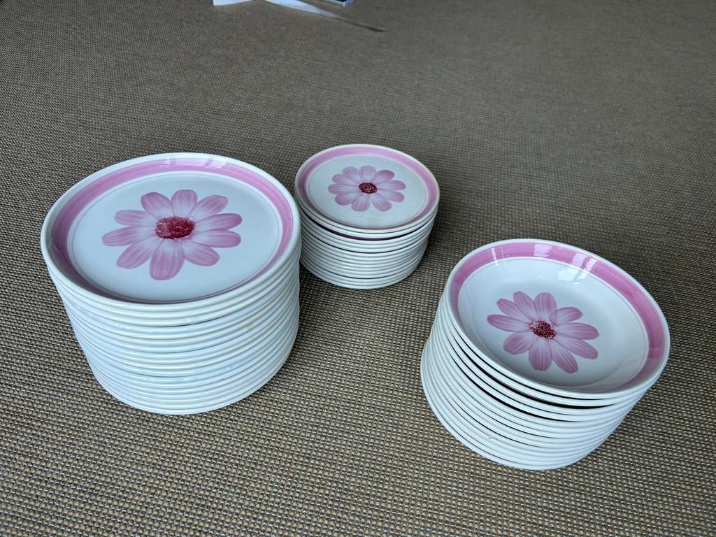 assiette en faïence modèle "Roseline", Maison & Meubles, Cuisine | Vaisselle, Comme neuf, Enlèvement ou Envoi