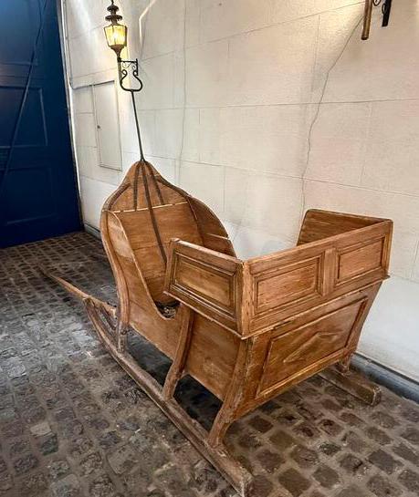 Traîneau à cheval en bois ancien, Enlèvement