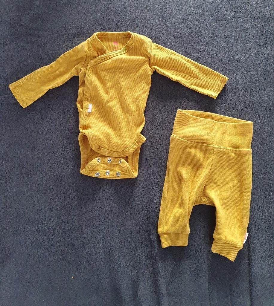 Okerkleurig setje van romper en broekje - Maat 50, Kinderen en Baby's, Jongetje of Meisje, Ophalen of Verzenden, Zo goed als nieuw