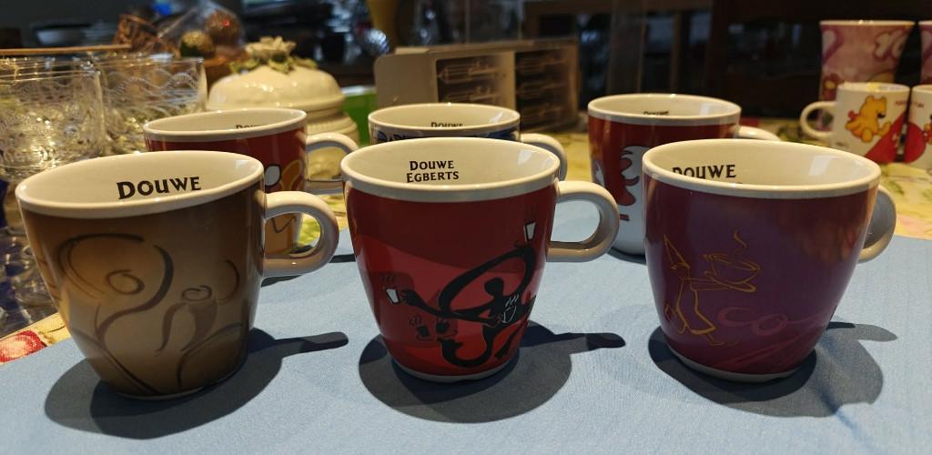 mokken tassen Douwe Egberts 6 verschillende, Enlèvement ou Envoi, Comme neuf, Ustensile
