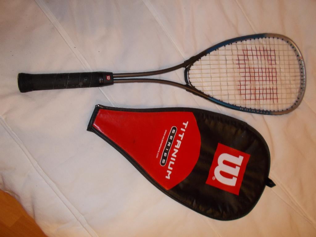 Raquette de squash WILSON TITANIUM SERIES., Sports & Fitness, Squash, Enlèvement, Utilisé, Raquette, Avec housse