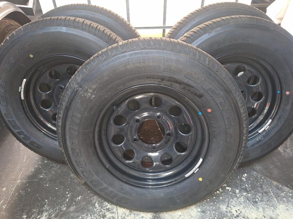 Suzuki Jimny. 5 banden met stalen velgen., Ophalen