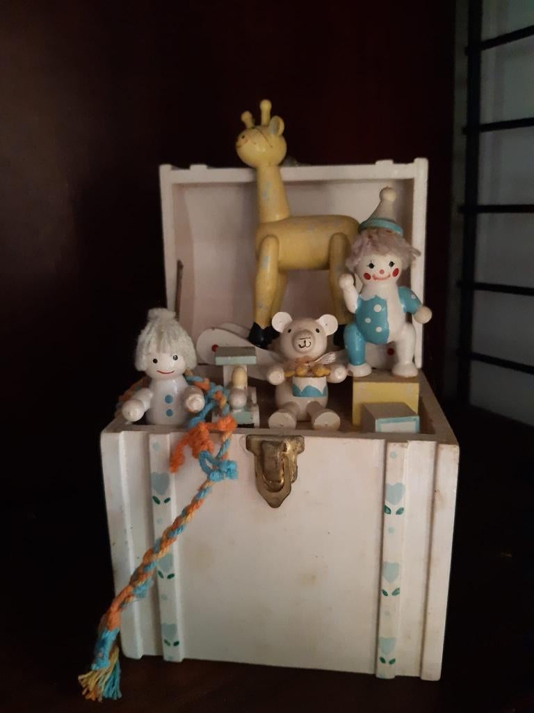 Houten bewegende muziekdoos, Ophalen