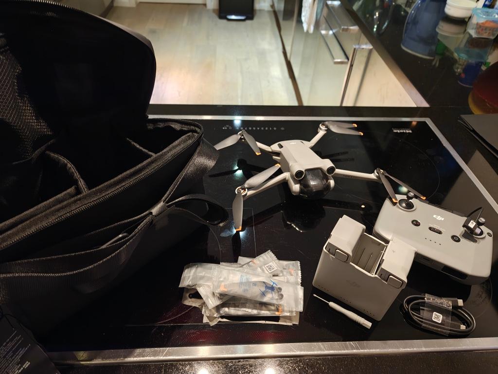 DJI Mini 3 Pro avec 2 batteries (1 Plus), rc et sac et +, TV, Hi-fi & Vidéo, Drones, Enlèvement ou Envoi, Comme neuf, DJI