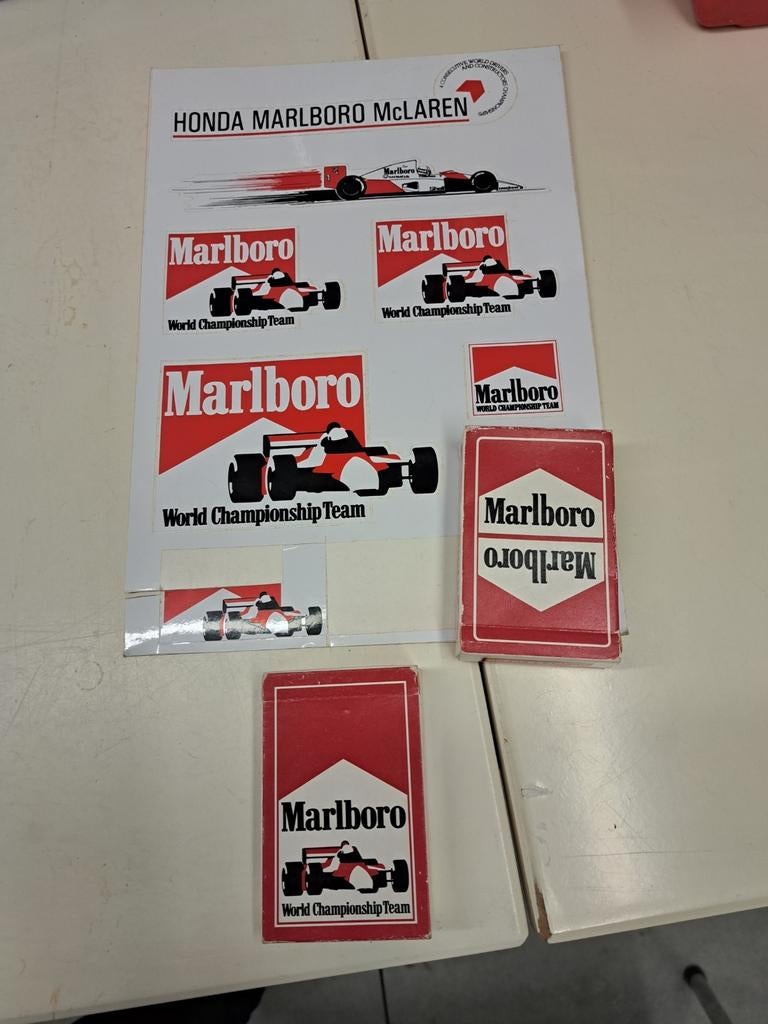 Marlboro stickers en of speelkaarten 2 verschillende pakken, Ophalen of Verzenden