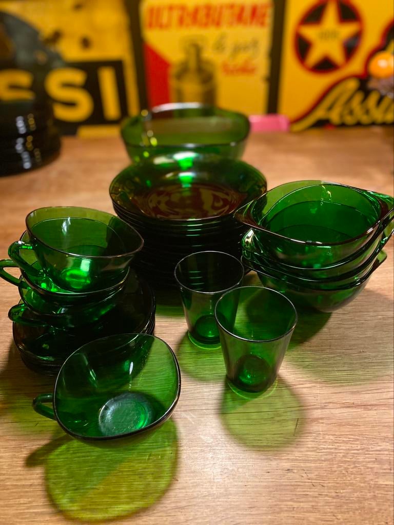 Vaisselle en verre Arcopal d'un beau vert foncé, Antiquités & Art, Enlèvement ou Envoi