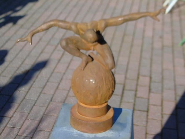 Standbeeld van de naakte duiker in roestig gietijzer., Tuin en Terras, Ophalen of Verzenden, Nieuw