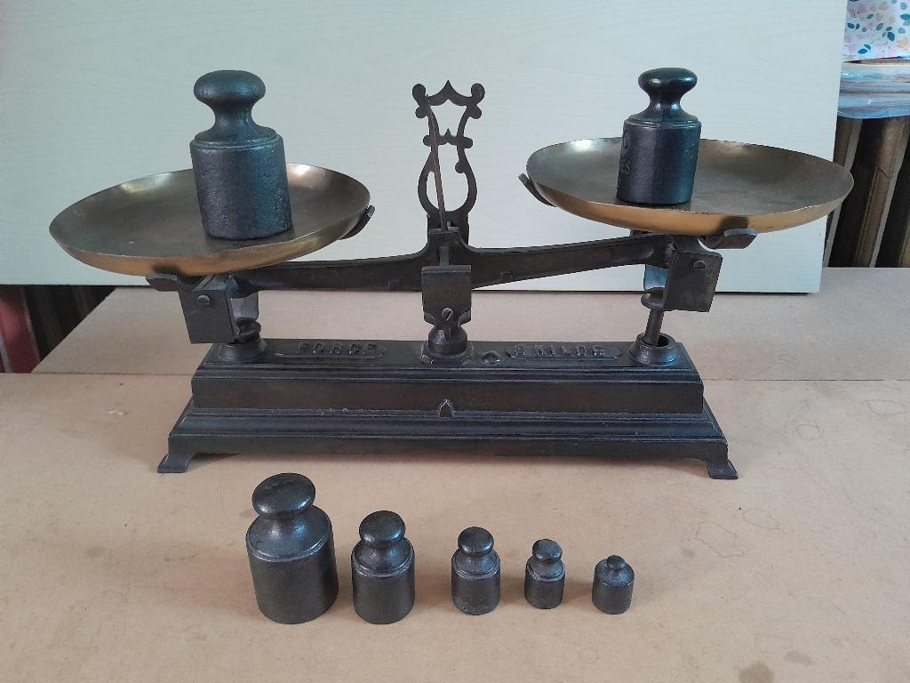 Balance ancienne avec les poids en parfait état. Prix 50€, Antiquités & Art, Enlèvement