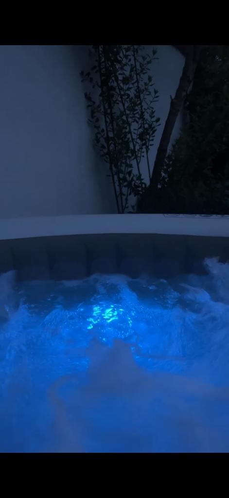 Jacuzzi Intex pour 4 personnes, Jardin & Terrasse, Enlèvement, Utilisé, Tapis de sol, Gonflable